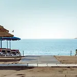 Mara's Seaviews -beachfront - Duplex Penthouse Apartment *