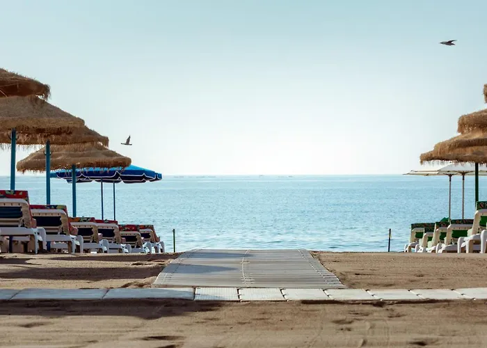 Mara's Seaviews -beachfront - Duplex Penthouse Апартаменты *