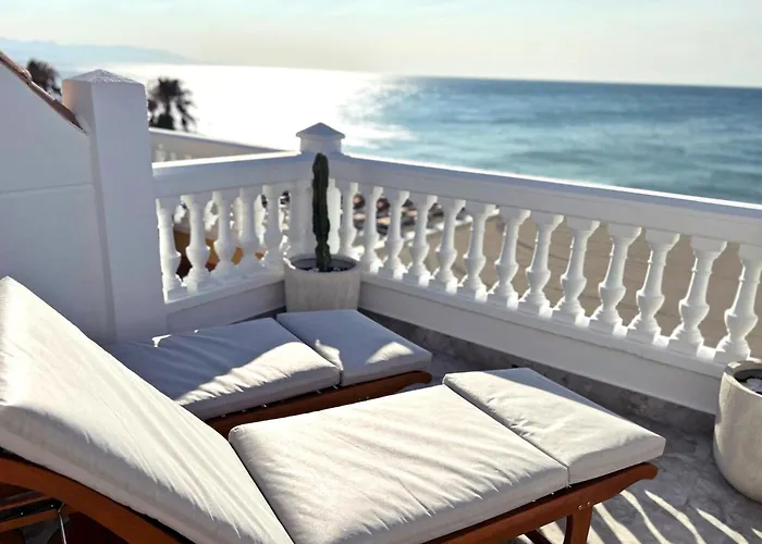 Апартаменты Mara's Seaviews -beachfront - Duplex Penthouse Торремолинос