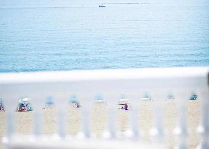 Апартаменты Mara's Seaviews -beachfront - Duplex Penthouse *