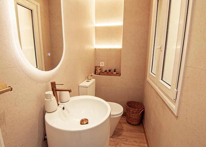 Mara's Seaviews -beachfront - Duplex Penthouse Апартаменты *