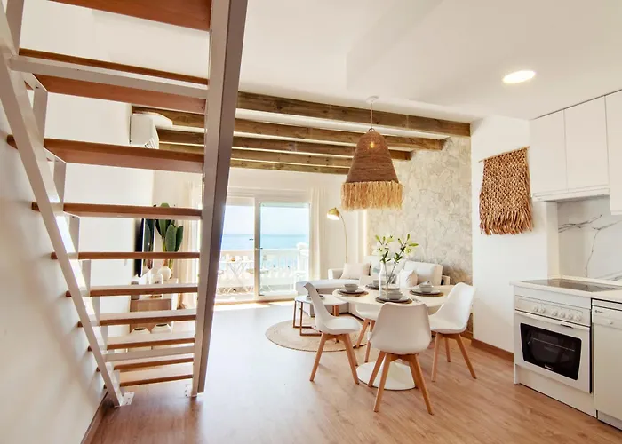 Mara's Seaviews -beachfront - Duplex Penthouse *