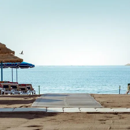 Mara's Seaviews -beachfront - Duplex Penthouse 아파트 *