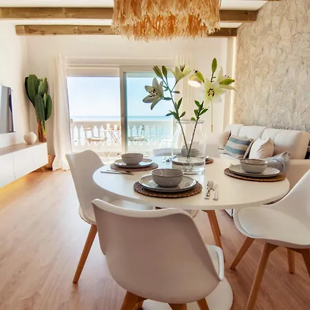 Mara's Seaviews -beachfront - Duplex Penthouse